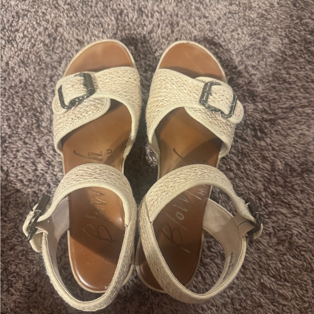 Elegant Cream Sandals with Buckle Detail